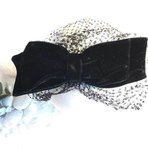 Vintage 1950s Black Velvet Bow Hat w Netting main image 6
